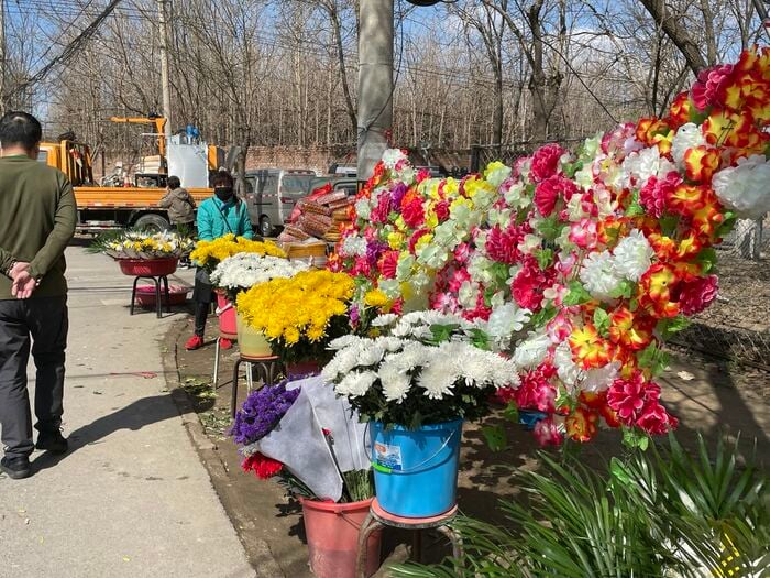 道端で売られる花