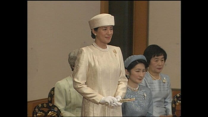 2003年1月歌会始の儀で、ご自身の歌の朗詠を聴かれる皇太子妃雅子さま(当時)