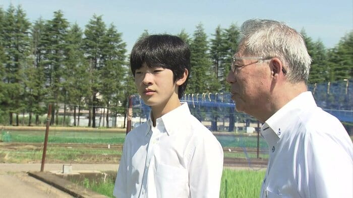 農研機構 矢野昌裕さんから稲の品種改良などについて説明を受けられる悠仁さま