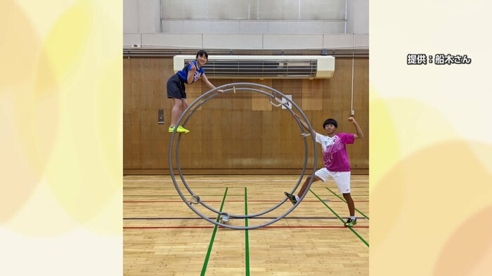 兄（右）の影響で5歳からラートを始めたという船木愛莉さん（左）