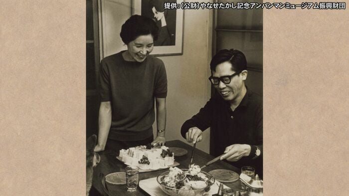 結婚後、東京の新居で妻・暢さんと(1953年)
