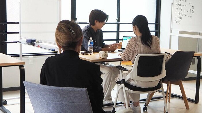 メンターと生徒とのやりとりを見学するボークさん