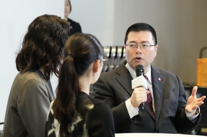 対談でドラマの感想を伝える篠原審議官