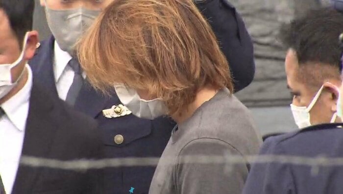 送検される岩井被告(1月)