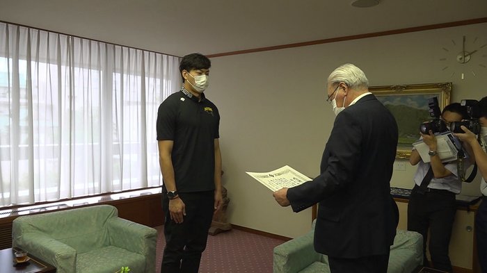 バレー清水選手 新型コロナで寄付 福井市が感謝状