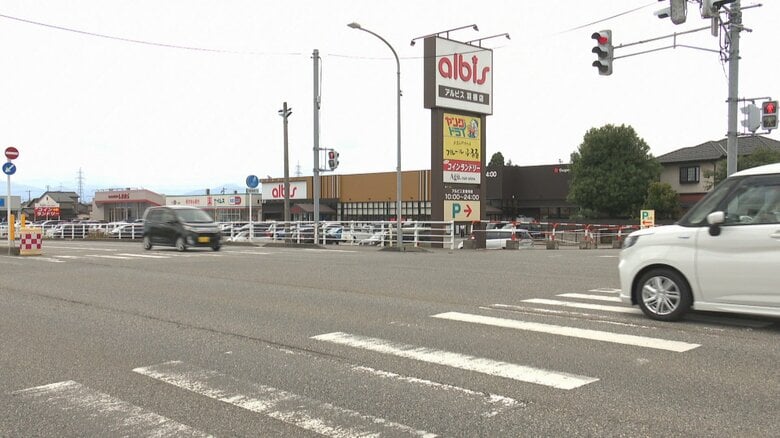 無免許18歳の男 ひき逃げ容疑で逮捕　右折中の女性に衝突そのまま逃走か｜FNNプライムオンライン
