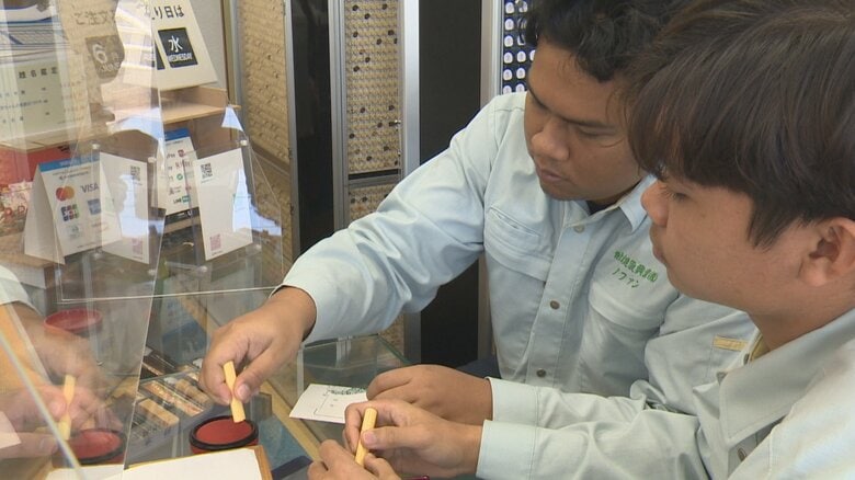 「カッコいい、カンペキ」外国人も魅了される日本のハンコ文化、富山の老舗店が「脱ハンコ」時代に見出した新たな需要｜FNNプライムオンライン