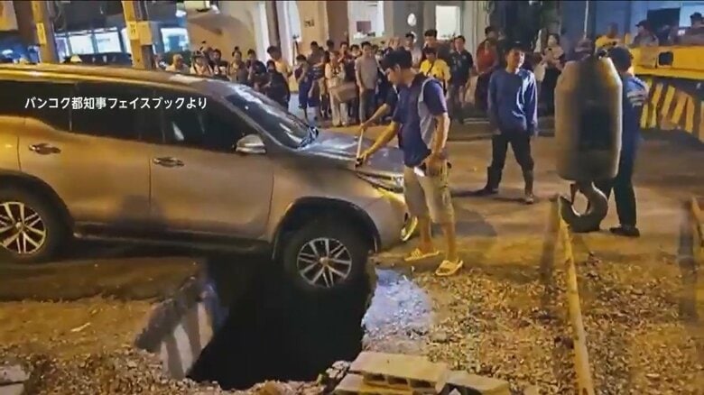 “巨大穴”に乗用車が…道路が突然崩落　きっかけはトラックのマンホール通過か　タイ・バンコク｜FNNプライムオンライン