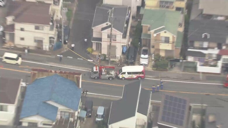 対向車線にはみ出して住宅突っ込んだか…幼稚園バス運転の49歳男性が死亡、園児6人が唇切るなどのけが　千葉・鎌ケ谷市｜FNNプライムオンライン
