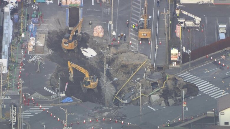 夕方にも重機投入へ…道路陥没トラック転落事故「スロープ」工事続く　運転席部分は下水道管まで落下か　埼玉・八潮市｜FNNプライムオンライン