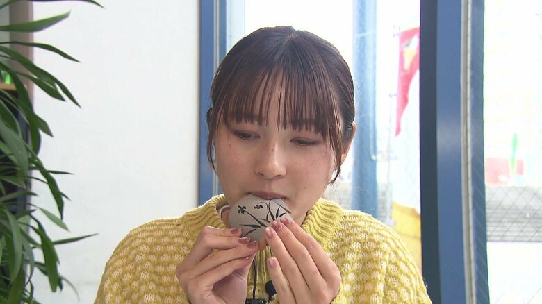 「これ食べられるの？」絵柄も質感も焼き物そっくり「唐津焼せんべい」監修は十四代・中里太郎右衛門 絵付けも一点物｜FNNプライムオンライン