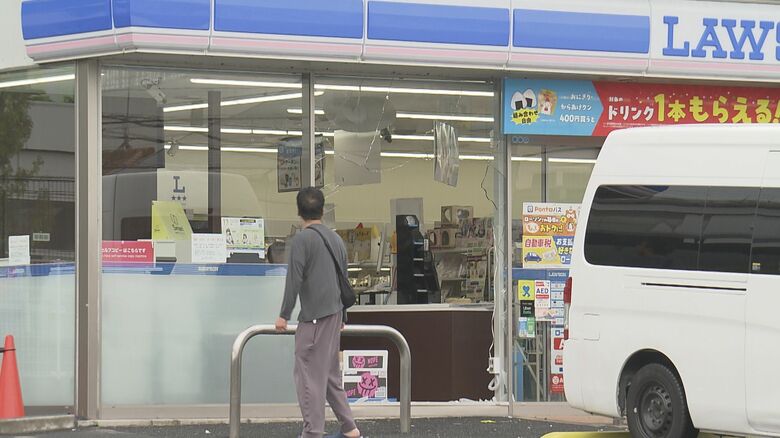 コーヒーマシン等なぎ倒される…コンビニに61歳女性運転の車が突っ込む 前向きに駐車しようとして「踏み間違えた」｜FNNプライムオンライン