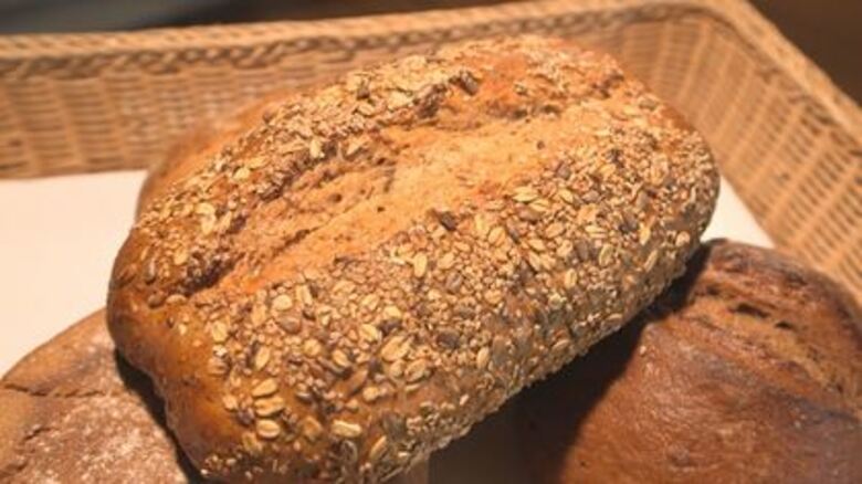 山奥に「ポツンとあった」夫婦が営むドイツパンの人気店 250個のパンが昼過ぎには完売｜FNNプライムオンライン