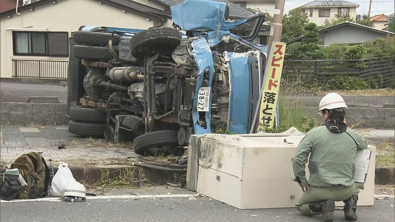 ごみ収集車が歩道に乗り上げ街路樹など次々なぎ倒し横転 男性運転手が意識不明の重体 変圧器に突っ込み周辺で一時停電…｜FNNプライムオンライン