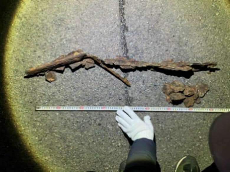 【朝のラッシュ時に快速エアポート20本含む列車50本超が運休】線路に長さ約80センチと20センチの金属片＿未明に保線作業員が発見＿高速道路のこ線橋から落下した「銅製の水切り板」と判明＜JR北海道＞｜FNNプライムオンライン