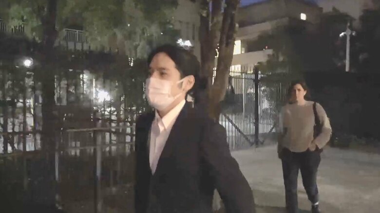 弁護士事務所から卒業したフォーダム大学に向かう小室圭さん(24日 米ニューヨーク)