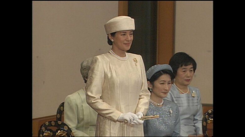 2003年1月歌会始の儀で、ご自身の歌の朗詠を聴かれる皇太子妃雅子さま(当時)