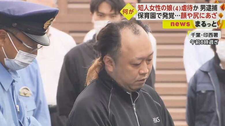 送検される網谷一希容疑者は、金色の後ろ髪を一つに束ねていた。
