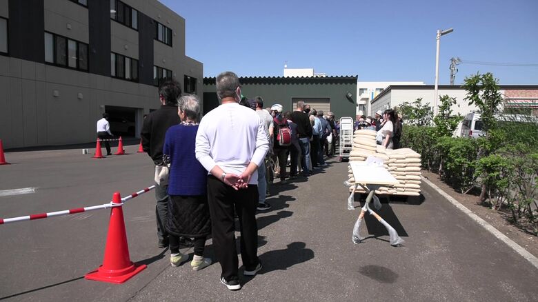 政府備蓄米が随意契約で放出に。行列ができた。