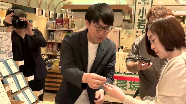 銀座の岩手のアンテナショップで商品を説明する翔太さん