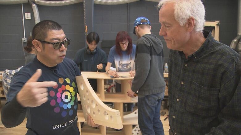 遠藤さん（左）とテイラーさんの父・アンディーさん（右）