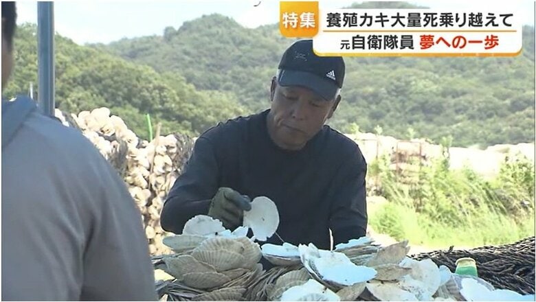 ホタテの貝殻の束作りにかかる佐々木一元さん