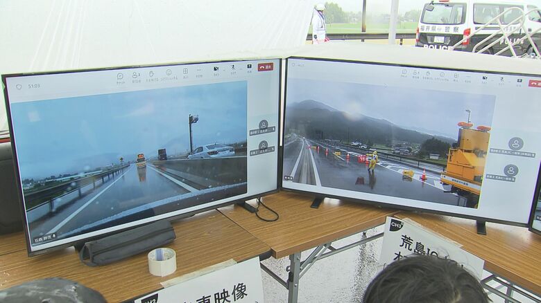 モニターで訓練の様子を確認