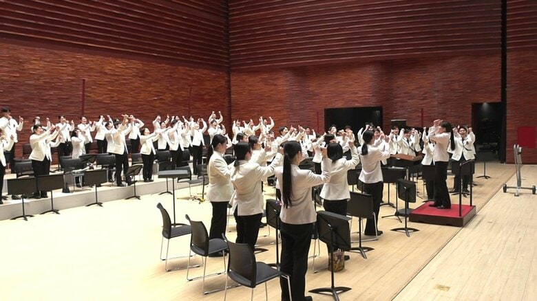 特別演奏会の成功を喜び合う部員たち