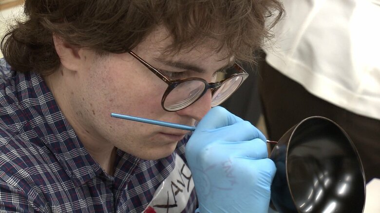 「蒔絵」に挑戦中のリズディの学生