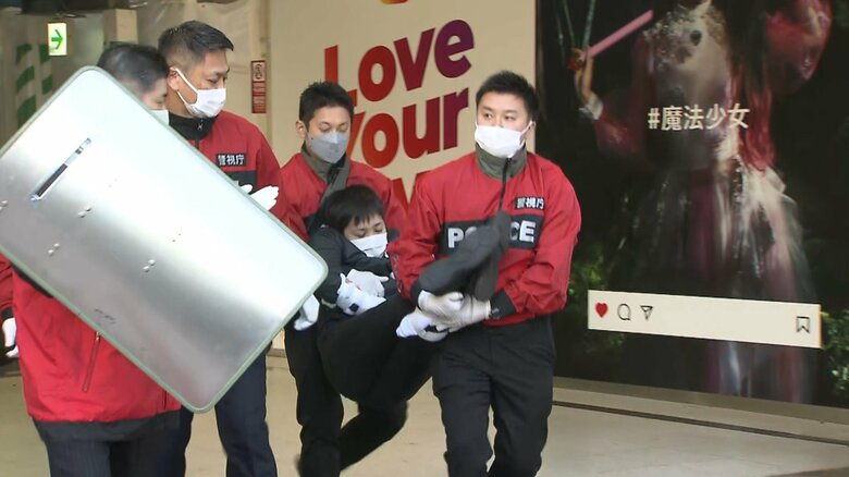 訓練では、けが人を搬送する手順なども確認された