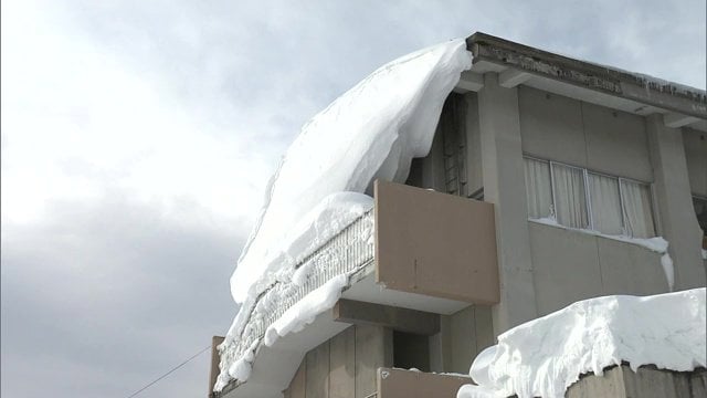 校舎の非常階段に覆いかぶさる雪庇（猪苗代第二小学校）2025年2月12日撮影