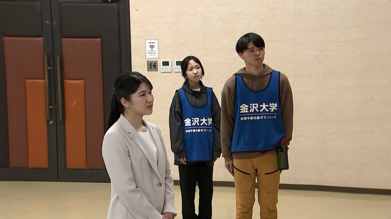 被災地で活動する大学生のボランティアと懇談された