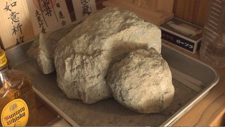 山荘に降ってきた噴石を展示