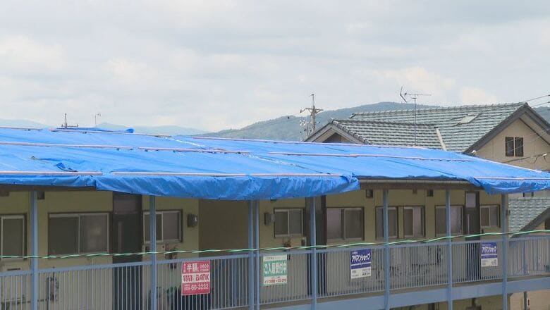 アパートの屋根が吹き飛ぶ