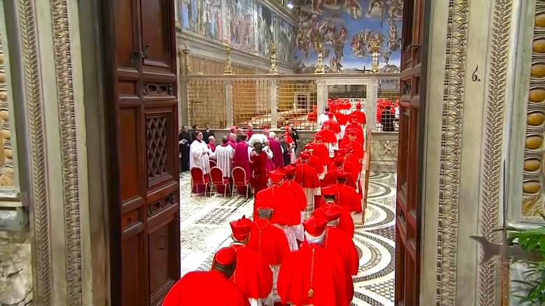 システィーナ礼拝堂に入る枢機卿ら（2013年3月）