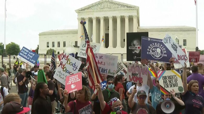 当日、連邦最高裁判所前には多くの人が集まった（米・ワシントンDC、2022年6月24日）