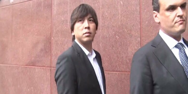 弁護士と共に裁判所に入る水原被告