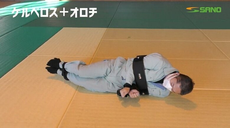 「ケルベロス」「オロチ」で手足、腕と胴を拘束される社長