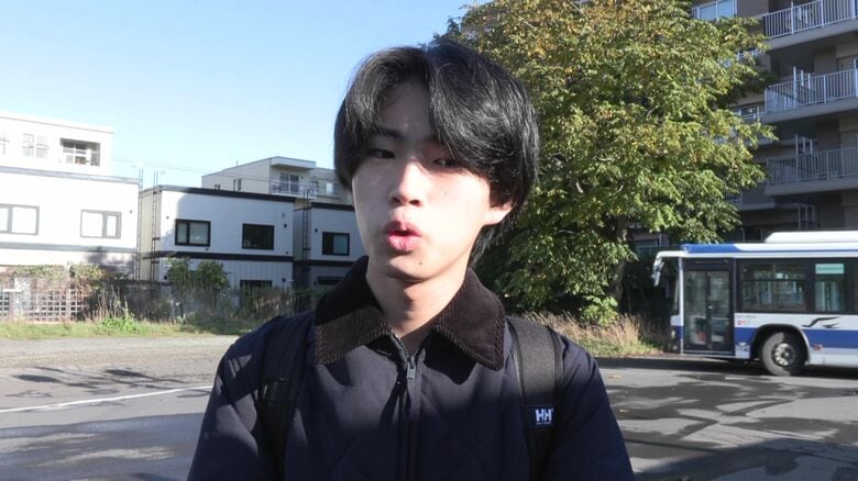 バスで通学する高校生