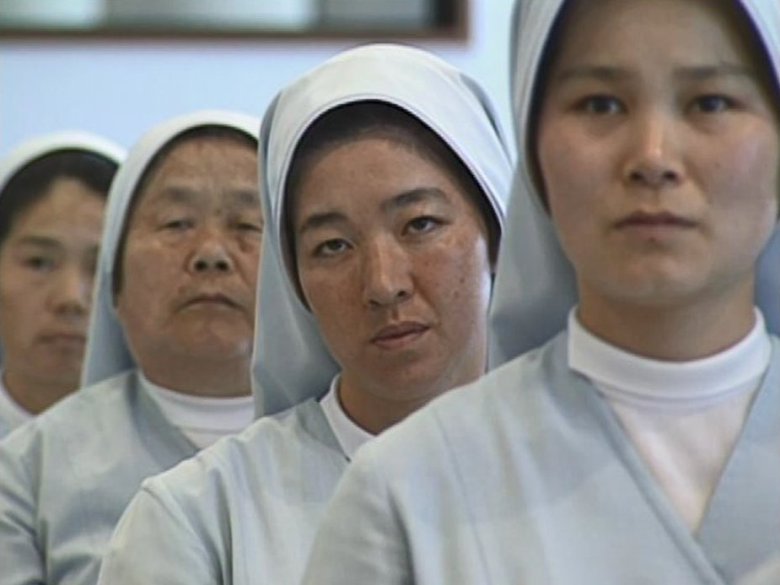 金子さんの話を真剣な表情で聞く生徒たち