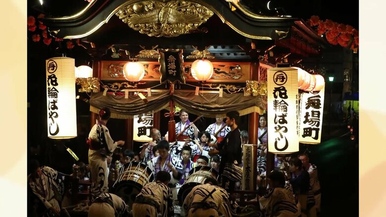 屋台の上で三味線を弾くコリーンさん（提供：トザワ写真室）