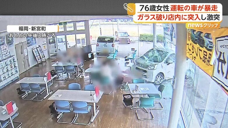車がガラスを突き破って店内に突入する瞬間（20日午後3時ごろ、福岡・新宮町）（3）