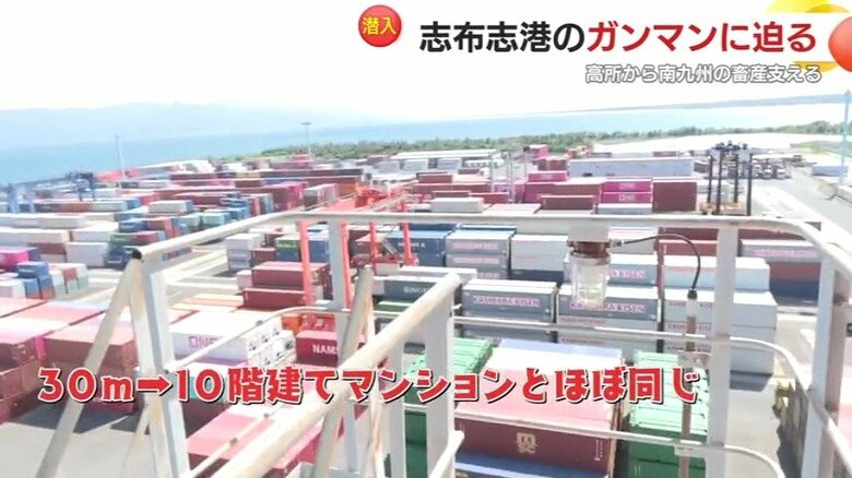 小型エレベーターを上がると…