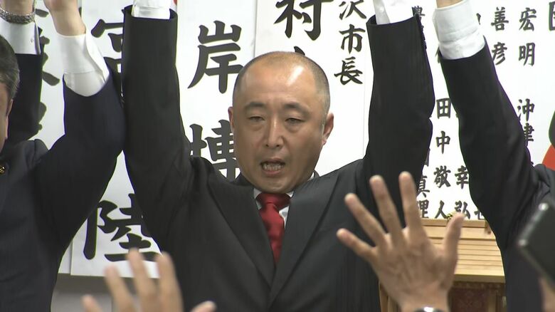 万歳三唱する寶達氏