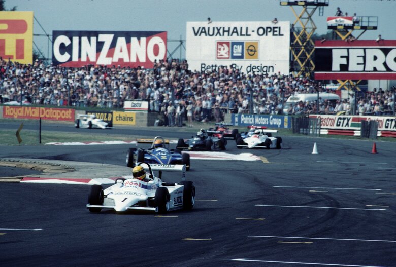 1983年 トップを走るセナ 追走がブランドル