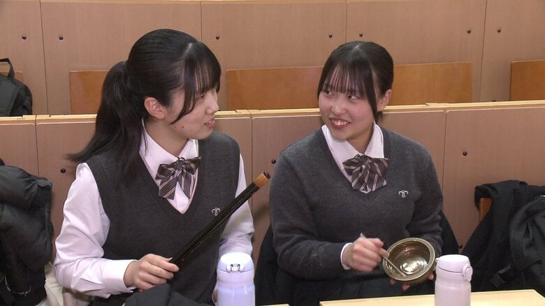 高橋さん（右）はすりがねと笛も担当している