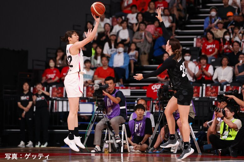 3ポイントシュートを投げる宮澤夕貴（6日、東京・有明アリーナ）