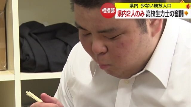 「鶏五目ご飯」を食べる部長の田村さん