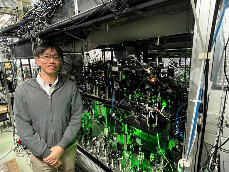 京都大学量子光学研究室中村勇真氏と中性冷却原子型量子コンピューター （提供：中村勇真氏）