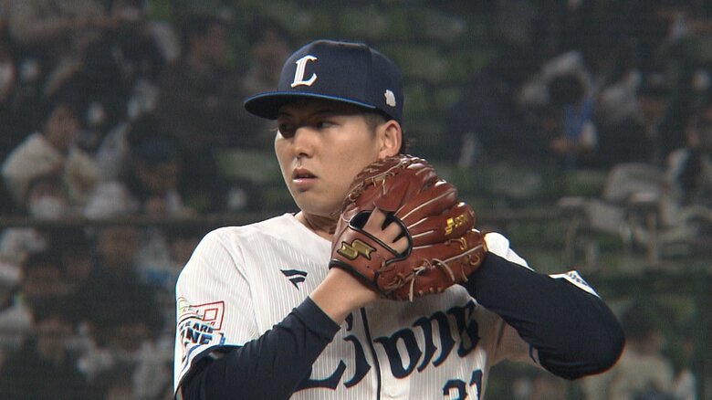 2桁勝利を達成したルーキー・武内夏暉（左）